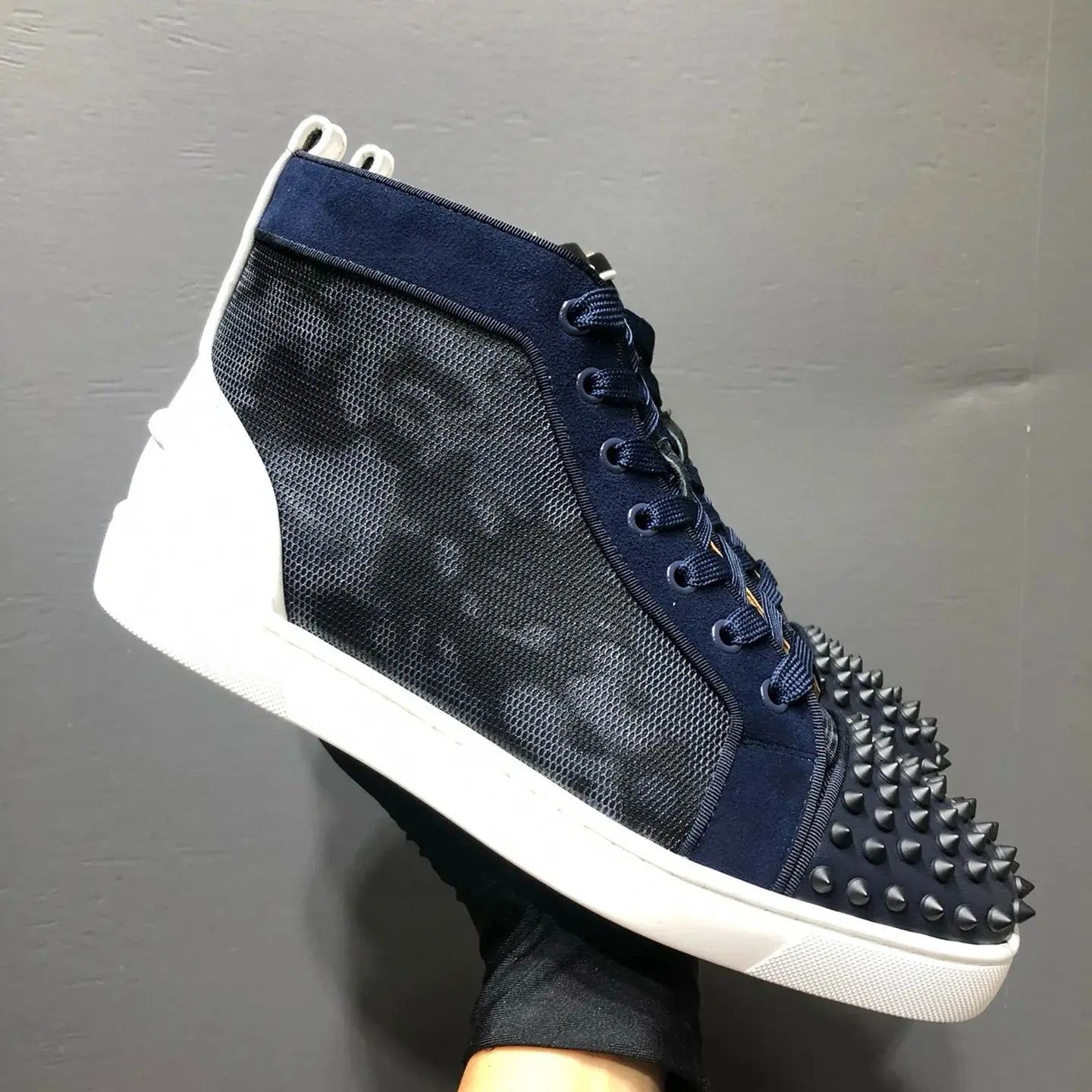 Sneakers Montantes Cuir Véritable Bleu Rivets Noirs Homme – Semelle Rouge, Lacets, Tailles 35-48 – CLEVI Paris