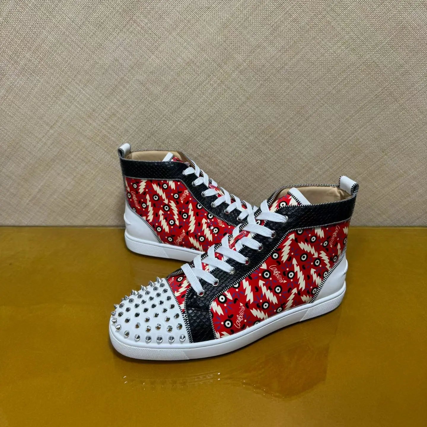 Sneakers Montantes Cuir Serpent Rouge & Blanc Homme – Rivets, Semelle Rouge, Lacets, Tailles 35-47 – CLEVI Paris