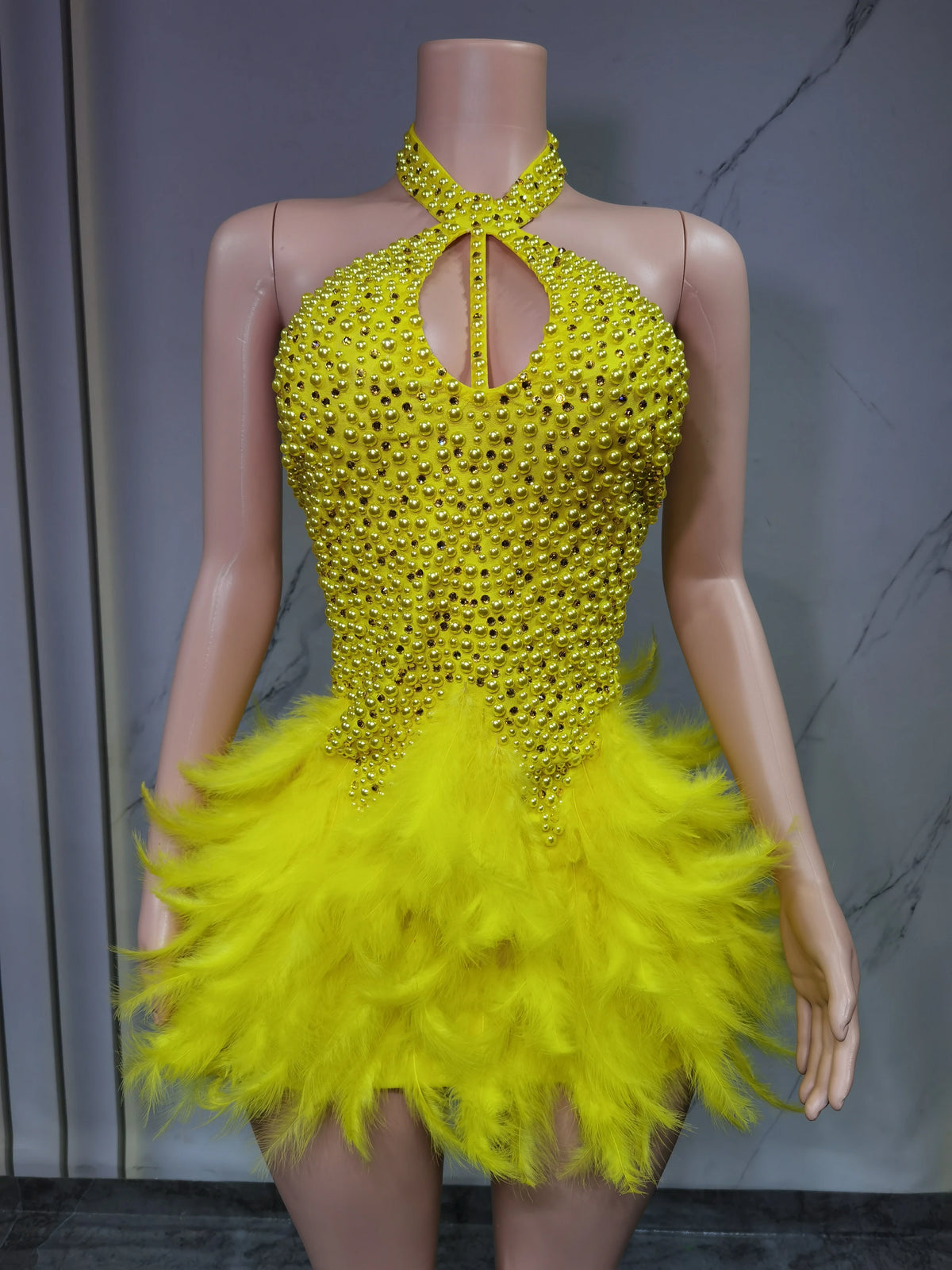 Robe de danse latine à plumes et col dos nu – CLEVI Paris