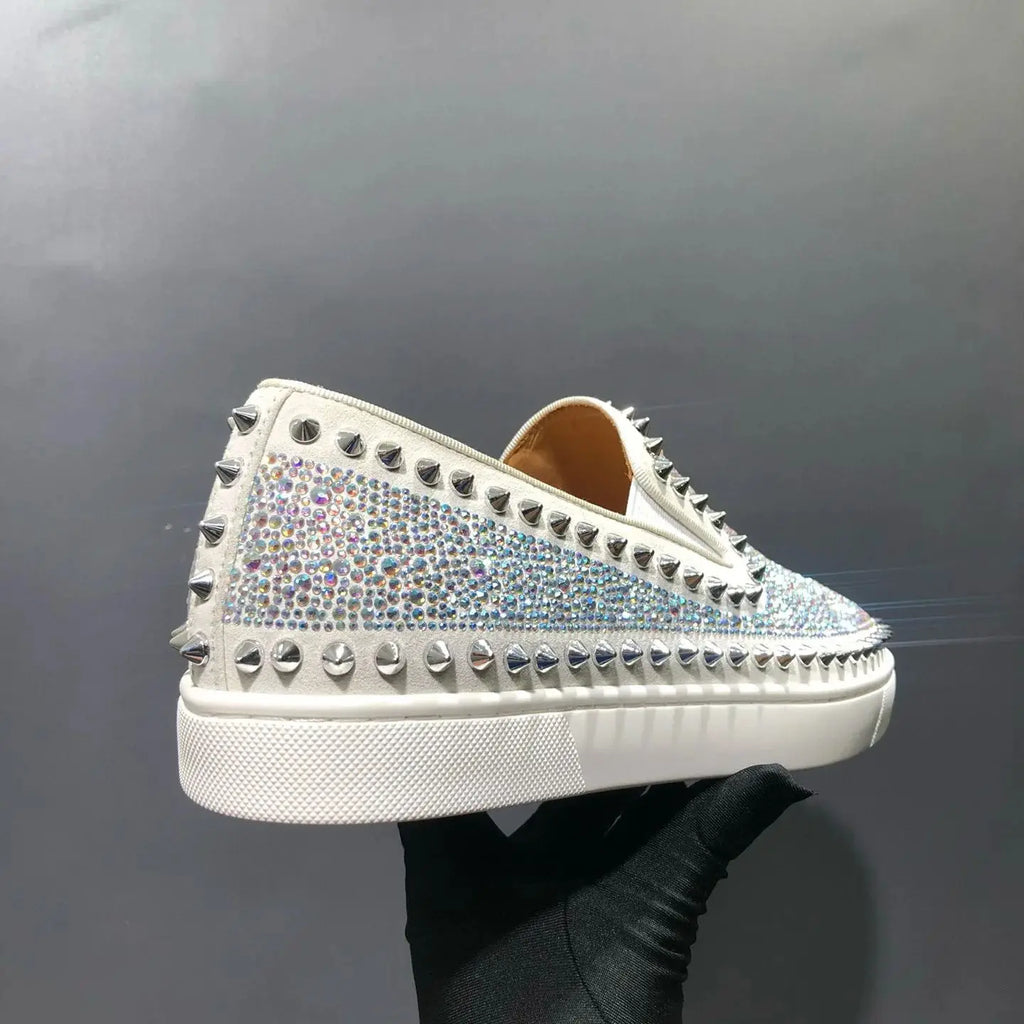Sneakers Luxe Homme Cuir Véritable Blanc Rivets Argentés & Diamants Semelle Rouge – CLEVI Paris