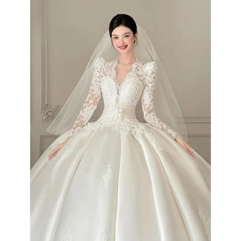 Robe de mariée satinée en dentelle à col V - CLEVI Paris