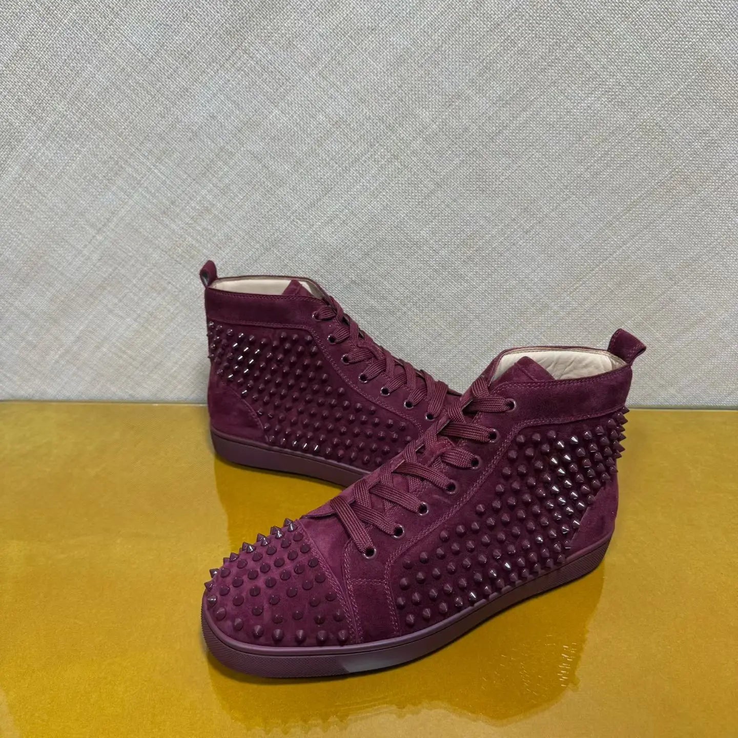 Sneakers Montantes Cuir Suède Véritable Homme – Rivets, Semelle Rouge, Lacets, Tailles 35-47 – CLEVI Paris