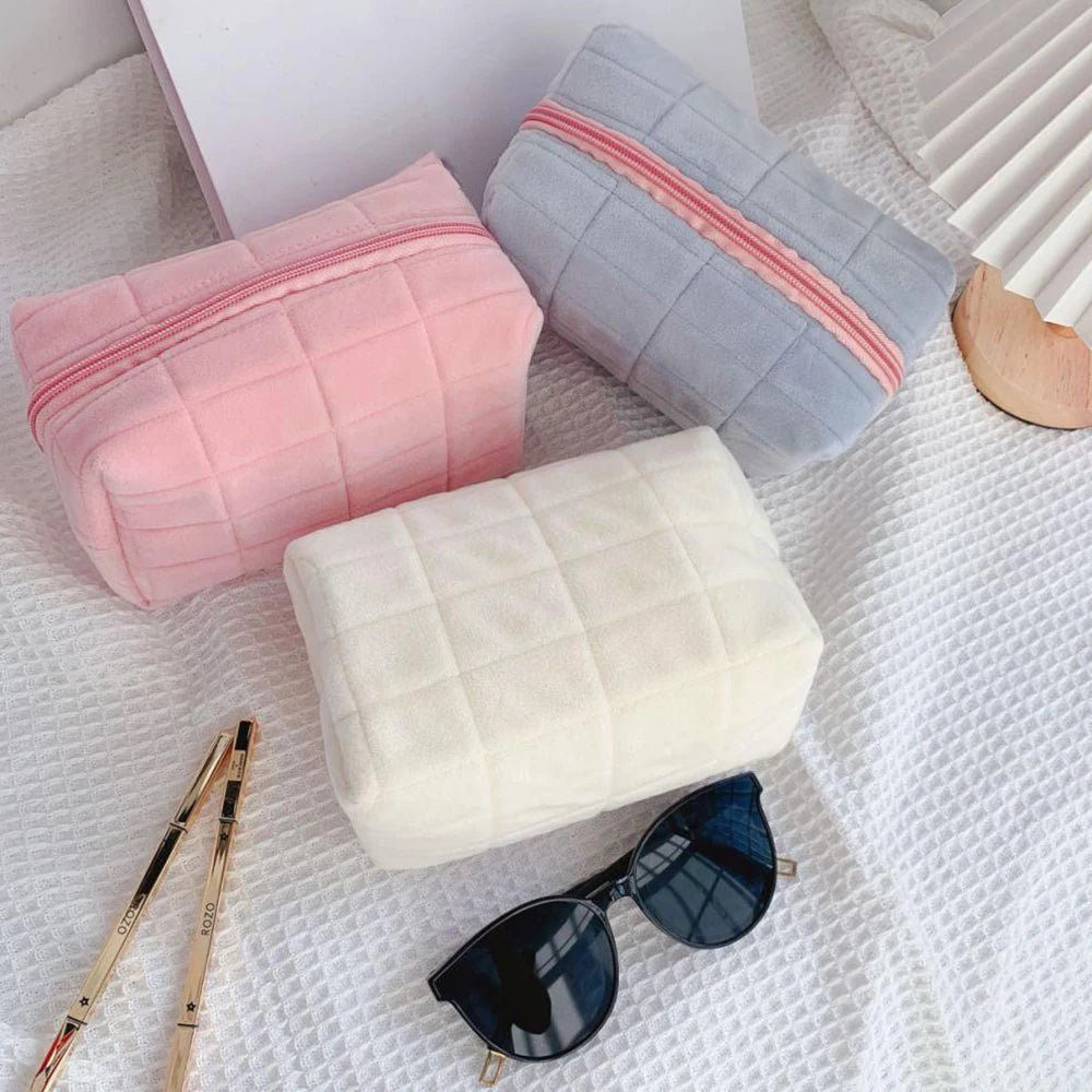 Trousse de Maquillage en Velours Cylindrique — Voyage, Fermeture Éclair, 4 Coloris | CLEVI Paris