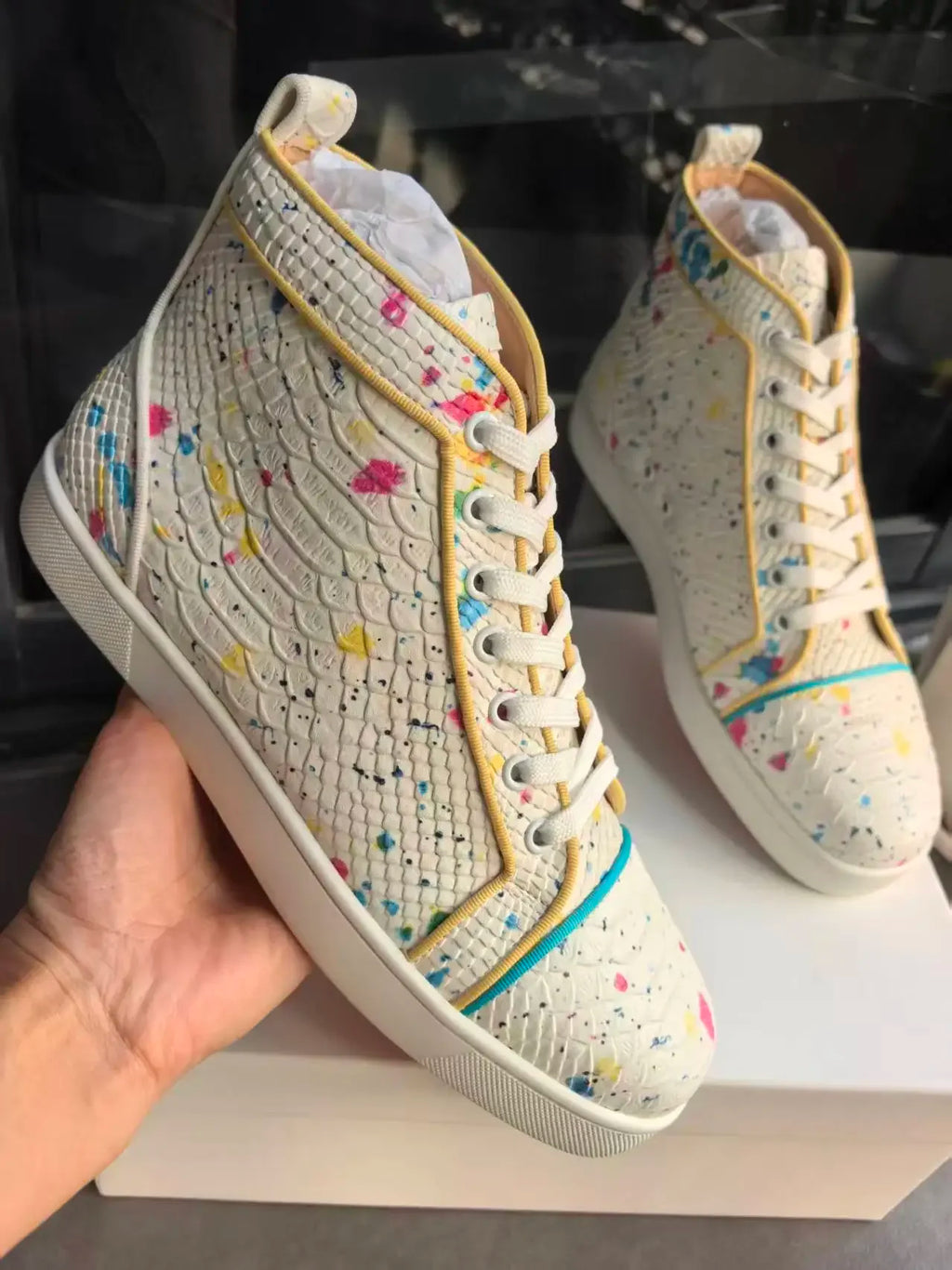 Sneakers Montantes Cuir Blanc Imprimé Serpent Pois Colorés Homme – Lacets, Tailles 39-47 – CLEVI Paris