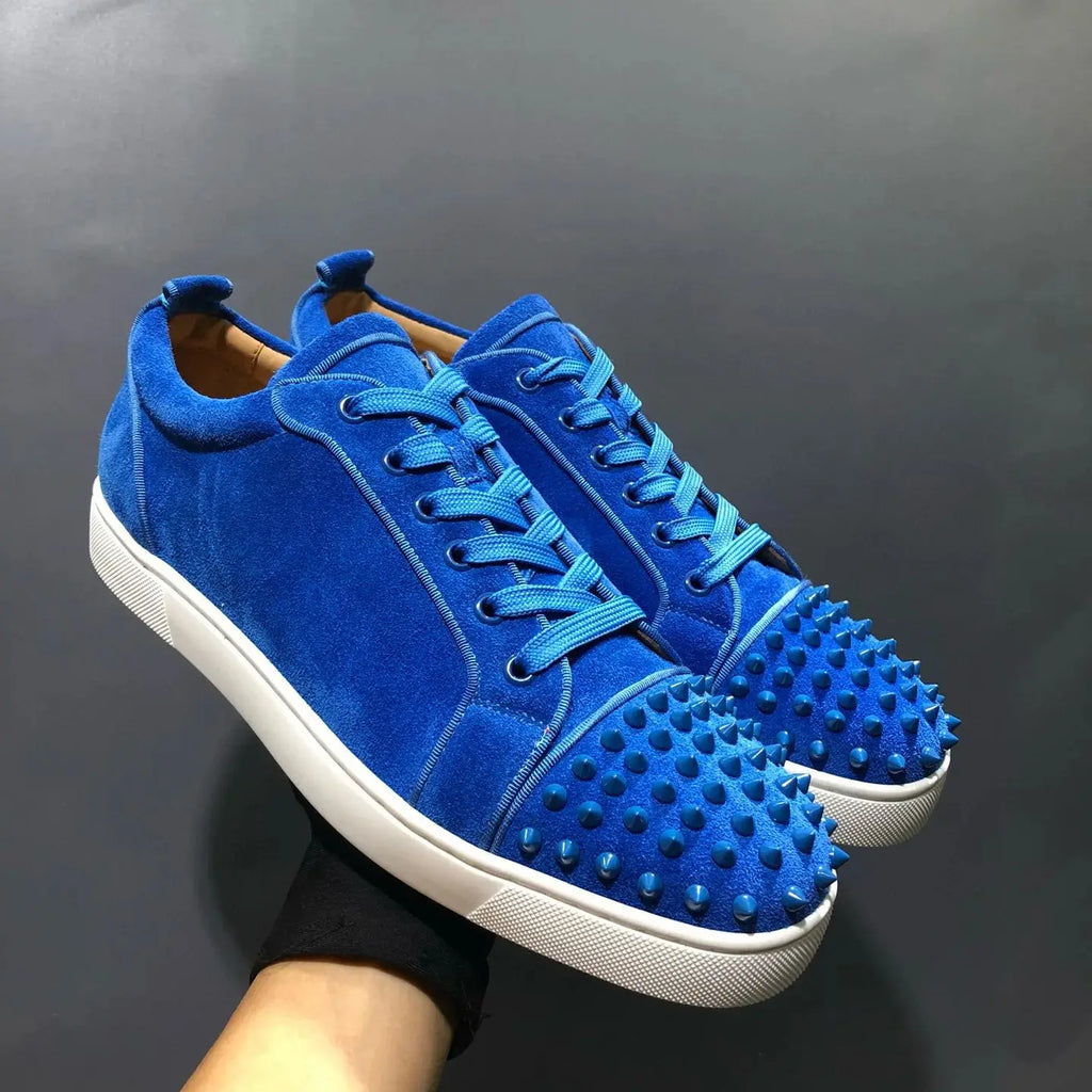 Sneakers Basses Cuir Suède Bleu Rivets Homme – Semelle Rouge, Lacets, Tailles 35-48 – CLEVI Paris