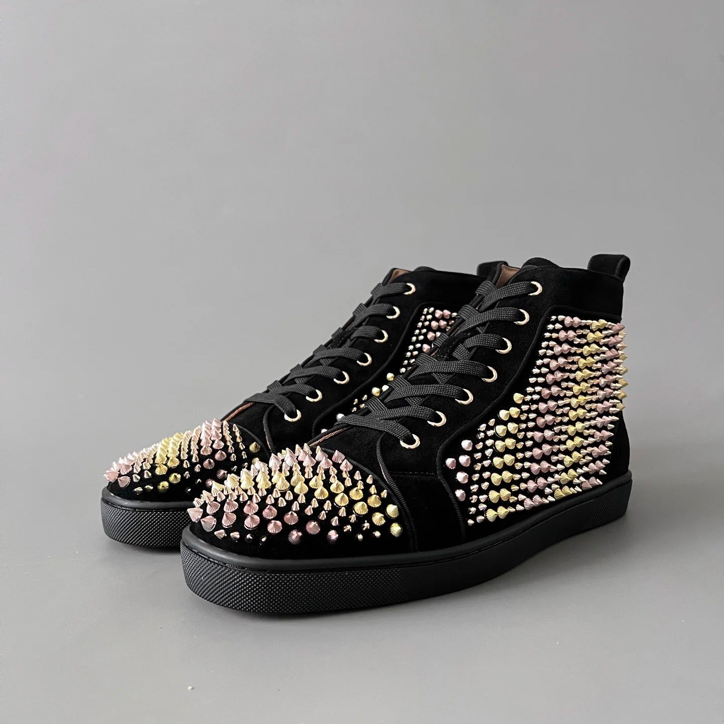Sneakers Montantes Cuir Suède Noir Imprimé Léopard Homme – Rivets, Semelle Rouge, Lacets, Tailles 35-47 – CLEVI Paris