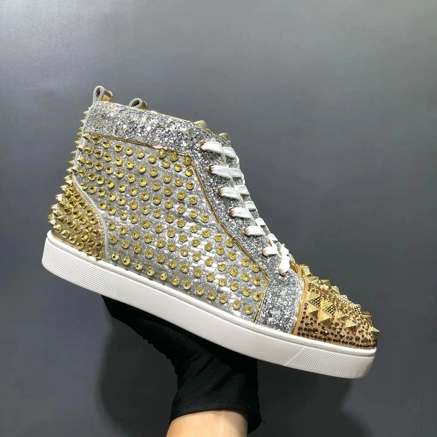 Sneakers Montantes Cuir Véritable Or Rivets Diamants Homme – Semelle Rouge, Lacets, Tailles 35-48 – CLEVI Paris