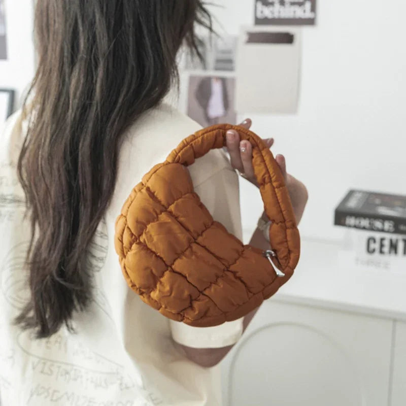 Mini Candy Bag en Nylon Matelassé — Sac Baguette Tendance, Fermeture Éclair, 4 Coloris | CLEVI Paris