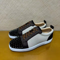 Sneakers Basses Cuir Suède Marron Semelle Rouge Homme – Rivets, Tailles 35-48 – CLEVI Paris