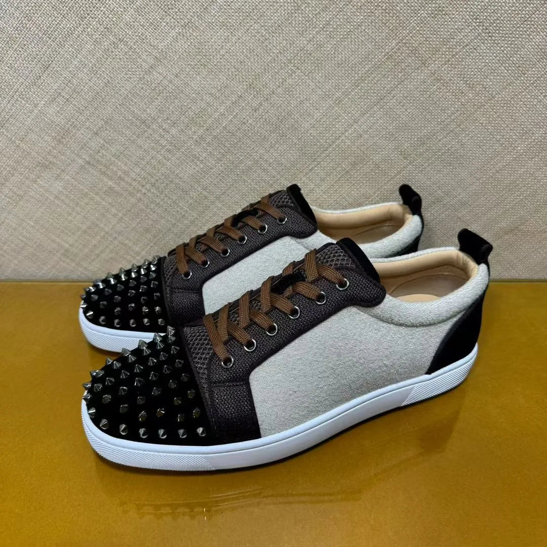 Sneakers Basses Cuir Suède Marron Semelle Rouge Homme – Rivets, Tailles 35-48 – CLEVI Paris