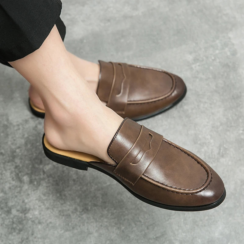 Mules Homme Été – Cuir Fendu, Décor Métal, Slip-On Léger, Doublure Cuir | Noir ou Marron