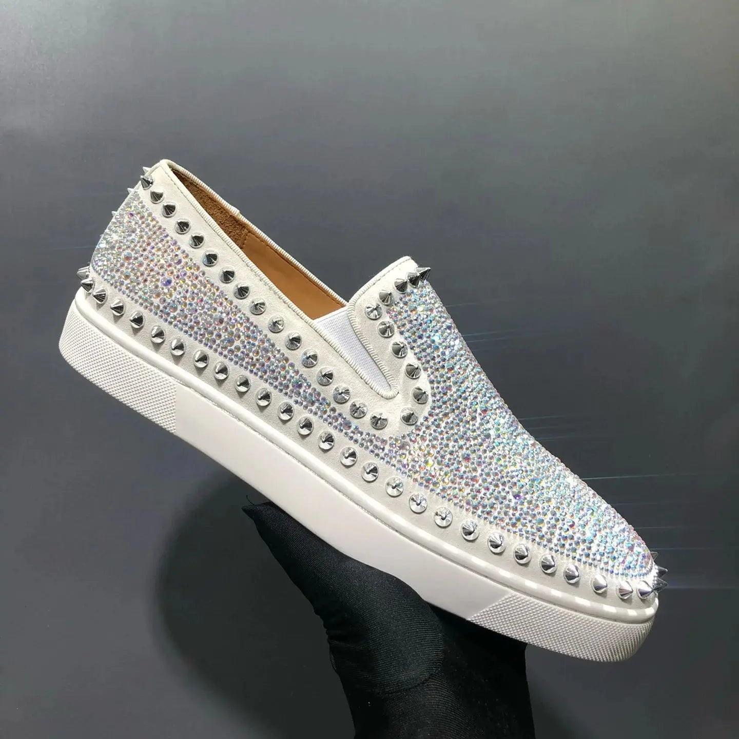 Sneakers Luxe Homme Cuir Véritable Blanc Rivets Argentés & Diamants Semelle Rouge – CLEVI Paris