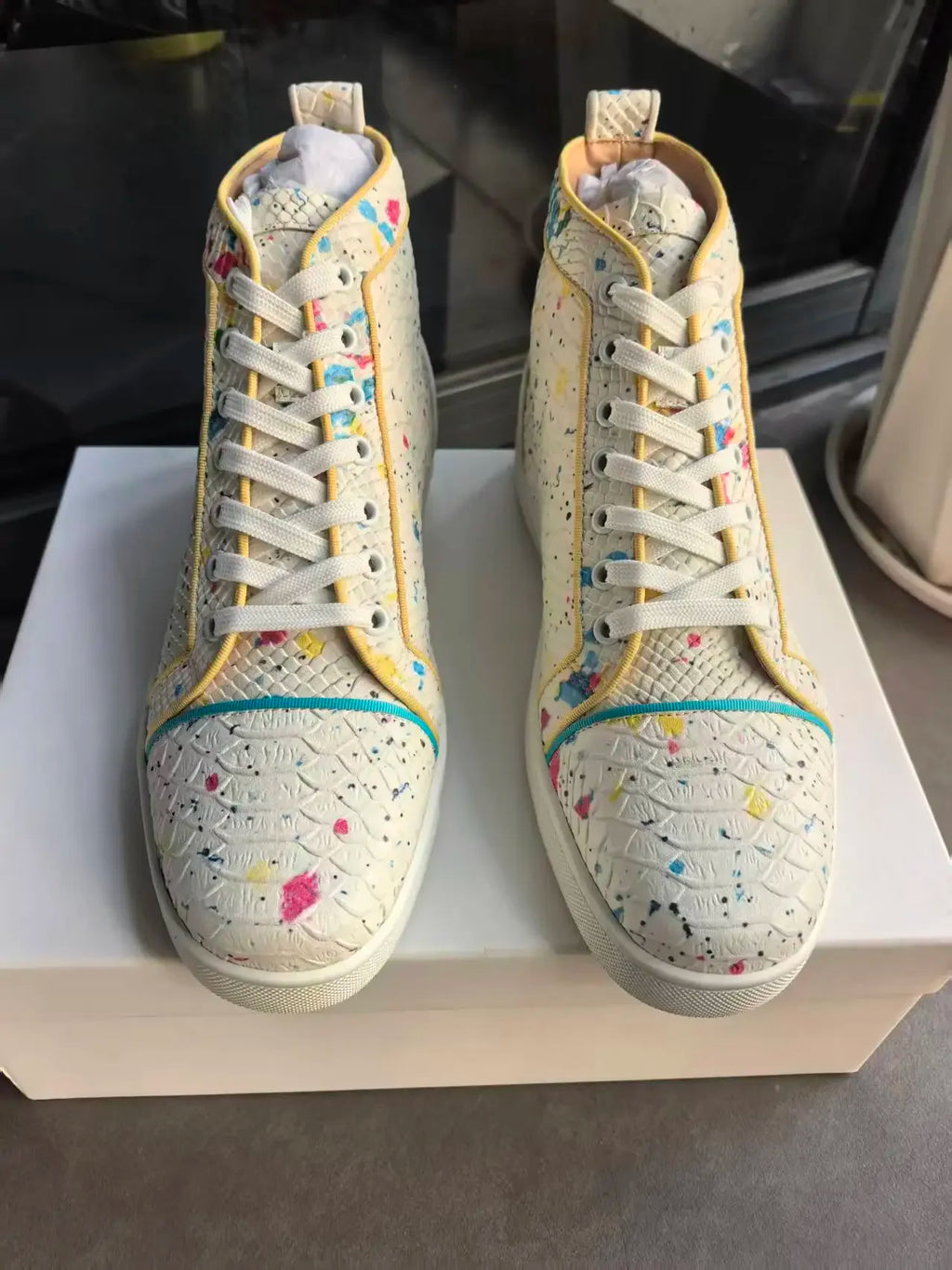 Sneakers Montantes Cuir Blanc Imprimé Serpent Pois Colorés Homme – Lacets, Tailles 39-47 – CLEVI Paris