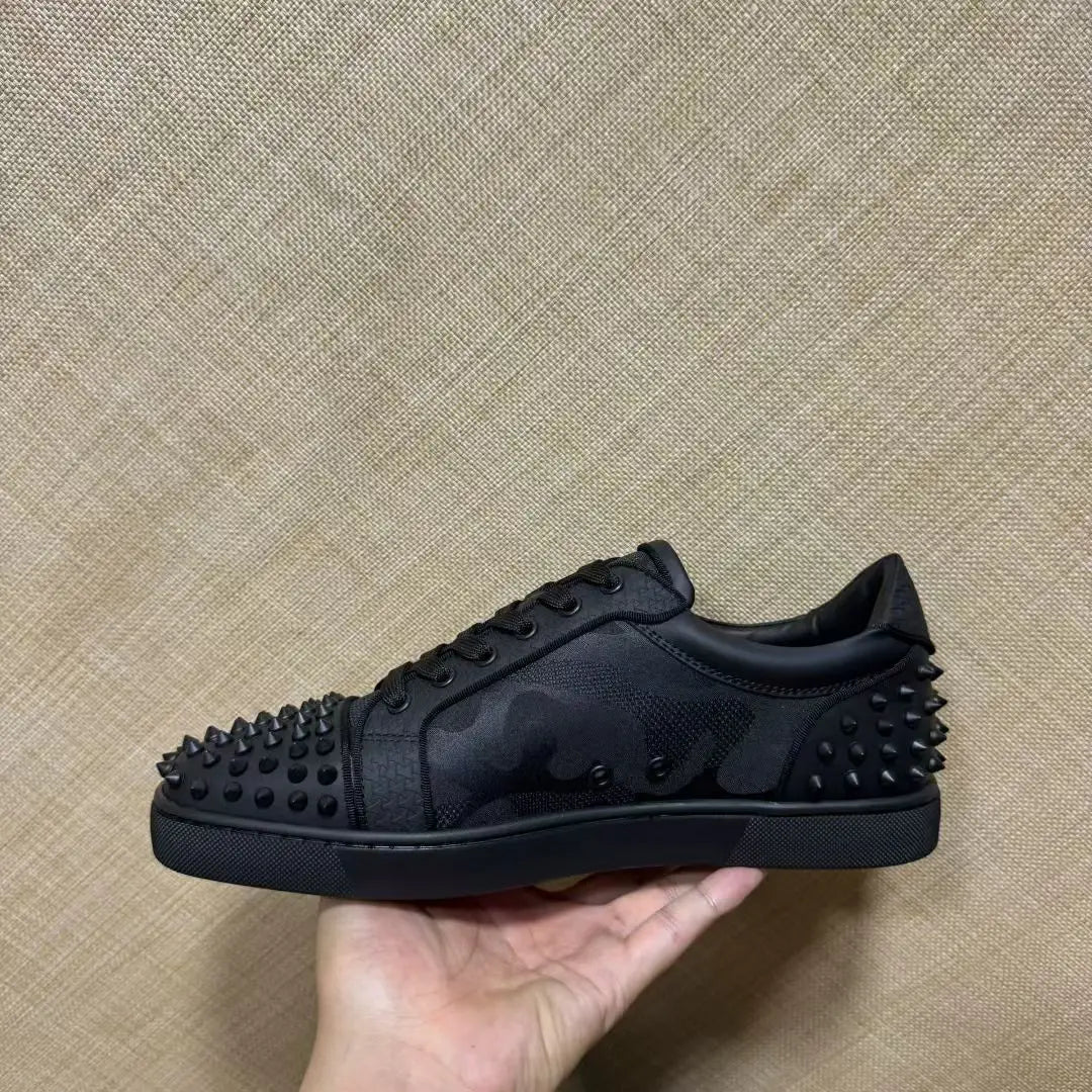 Sneakers Basses Cuir Noir Suède Spikes Semelle Rouge Homme – CLEVI Paris