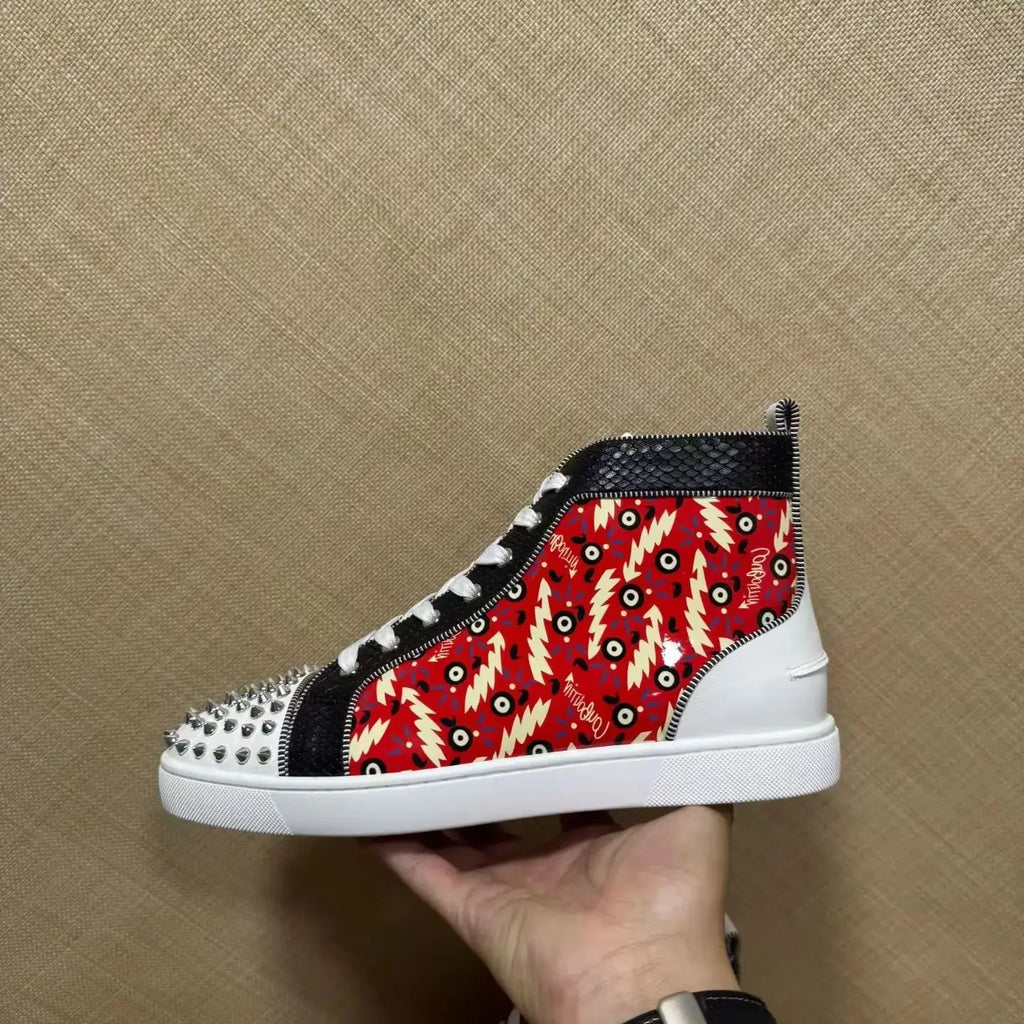 Sneakers Montantes Cuir Serpent Rouge & Blanc Homme – Rivets, Semelle Rouge, Lacets, Tailles 35-47 – CLEVI Paris