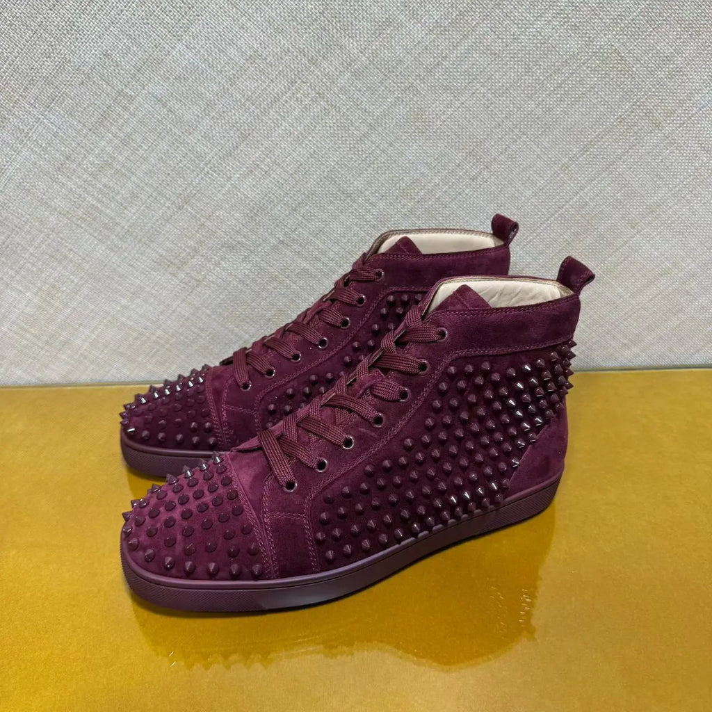 Sneakers Montantes Cuir Suède Véritable Homme – Rivets, Semelle Rouge, Lacets, Tailles 35-47 – CLEVI Paris