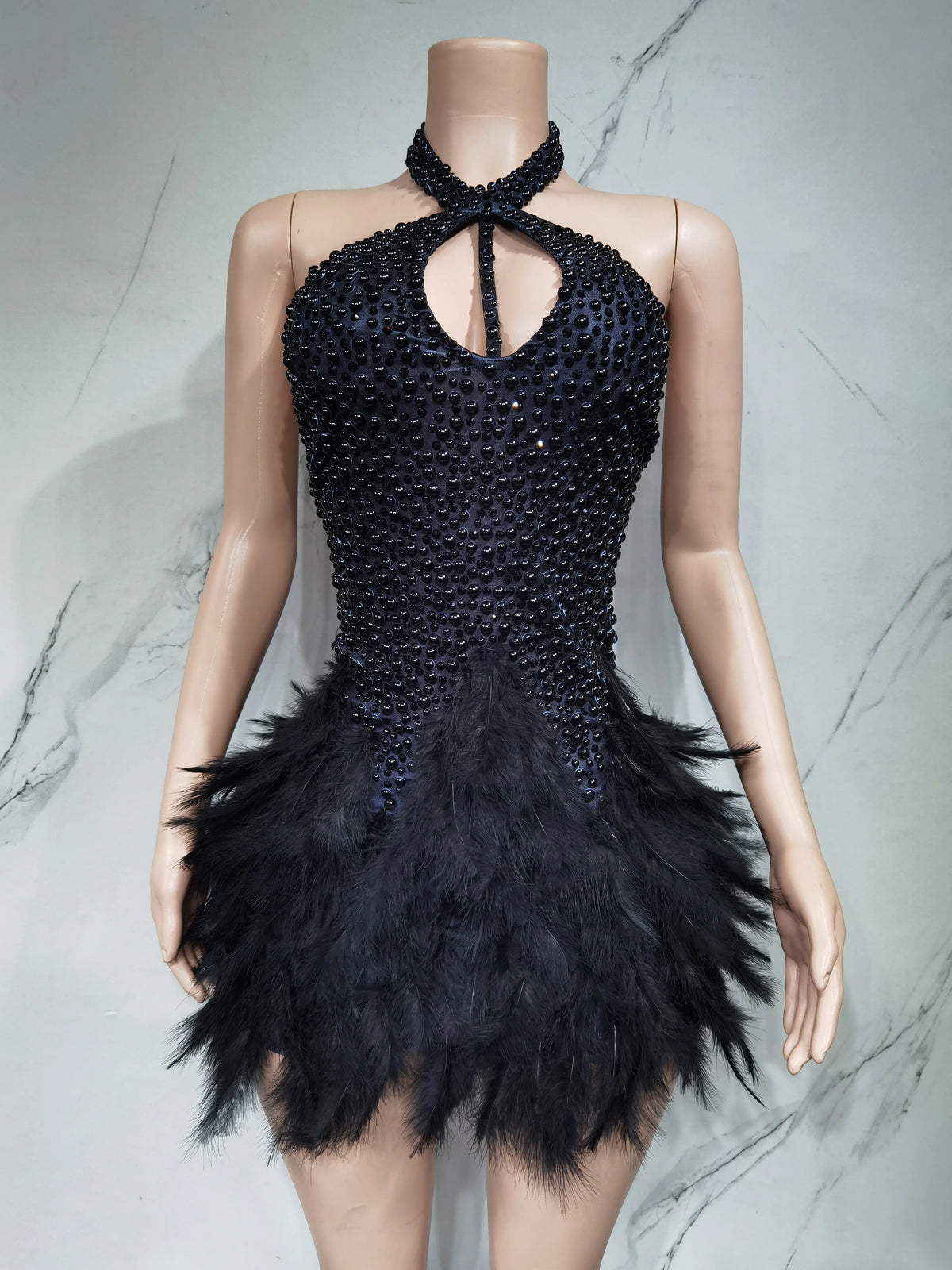Robe de danse latine à plumes et col dos nu – CLEVI Paris