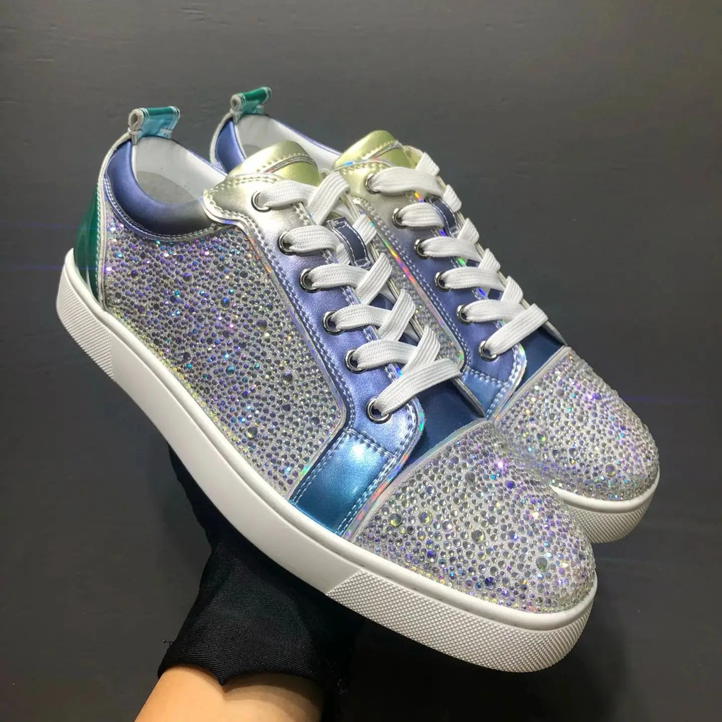 Sneakers Basses Cuir Véritable Bleu Gris Strass Argentés Rivets Semelle Rouge Homme – Tailles 35-48 – CLEVI Paris