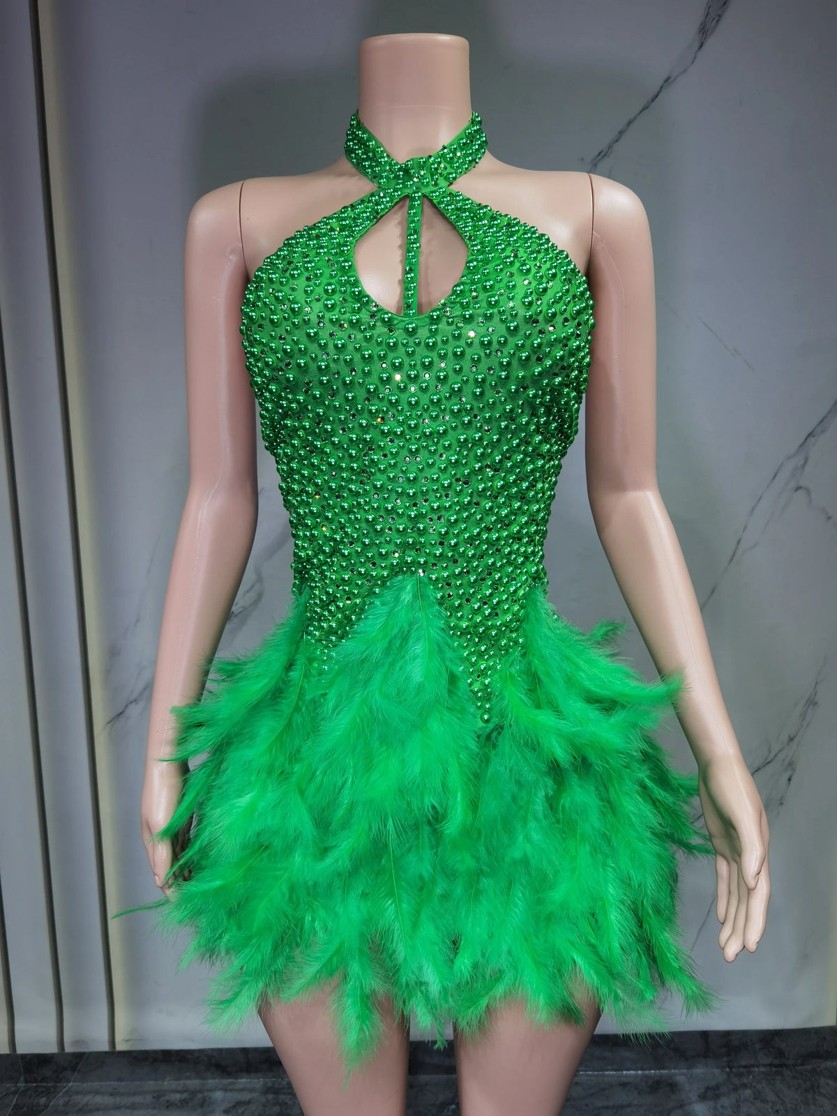 Robe de danse latine à plumes et col dos nu – CLEVI Paris