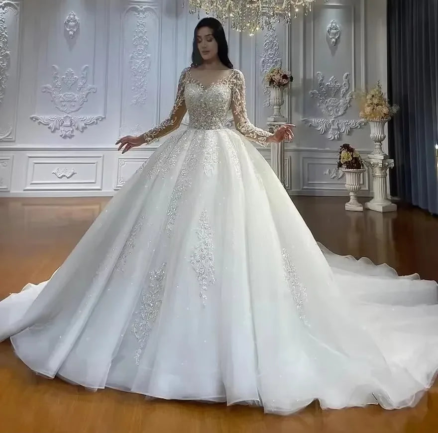 Robe de mariée en dentelle perlée – CLEVI Paris
