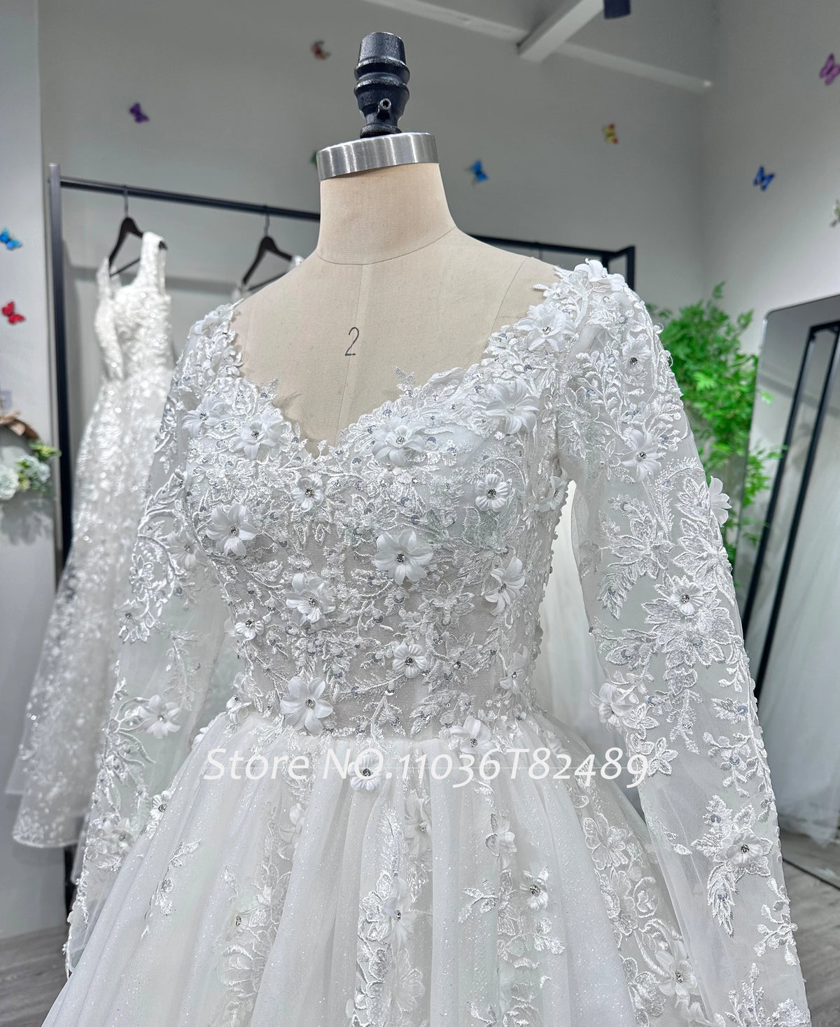 Robe de mariée scintillante, perles et fleurs 3D – CLEVI Paris