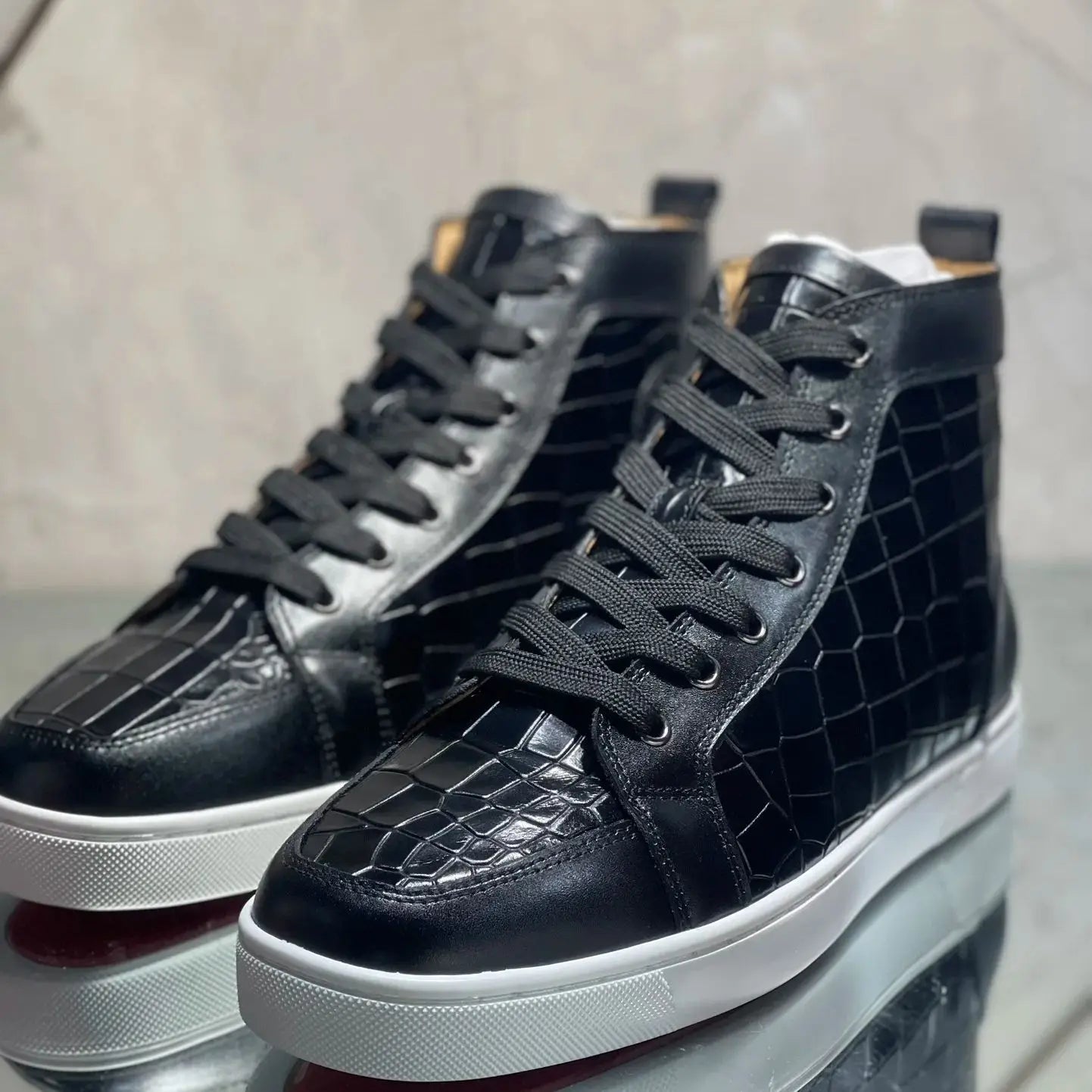 Sneakers Montantes Homme Cuir Croco Noir – Semelle Rouge, Rivets, Lacets | Style Luxe