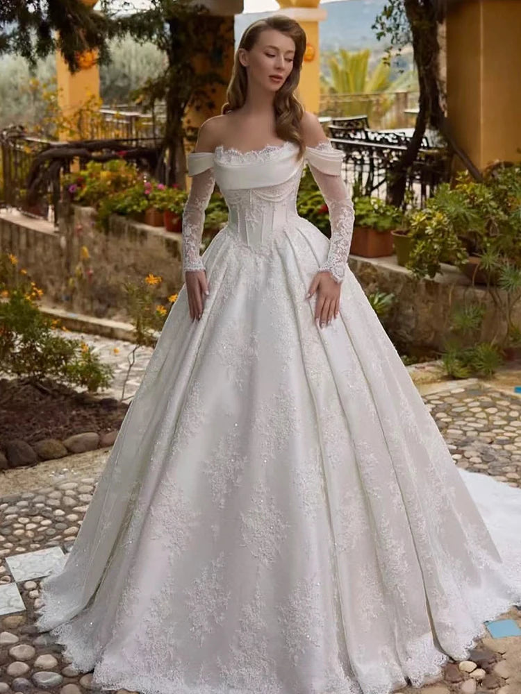 Robe de mariée princesse en satin à dentelle – CLEVI Paris