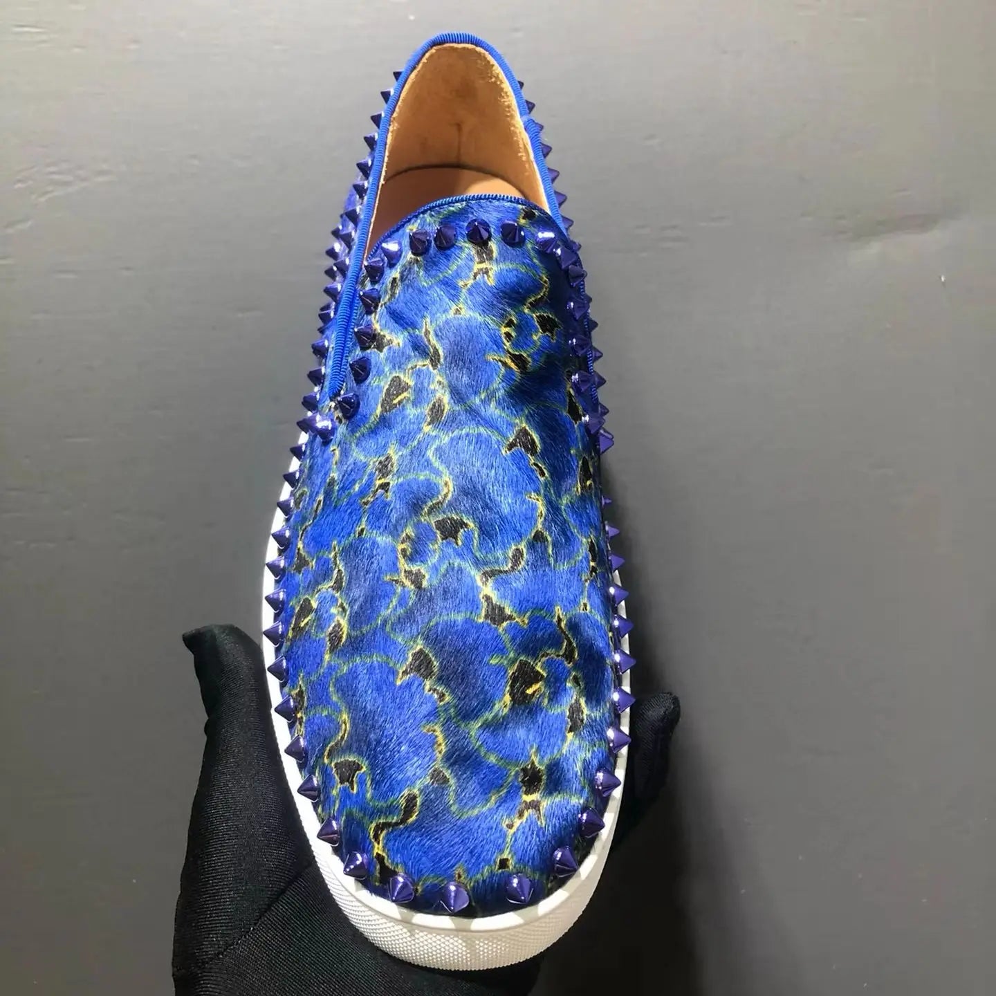 Sneakers Basses Luxe Cuir Suède Bleu Rivets | Semelle Rouge | Homme & Femme | Pointures 35-48 – CLEVI Paris