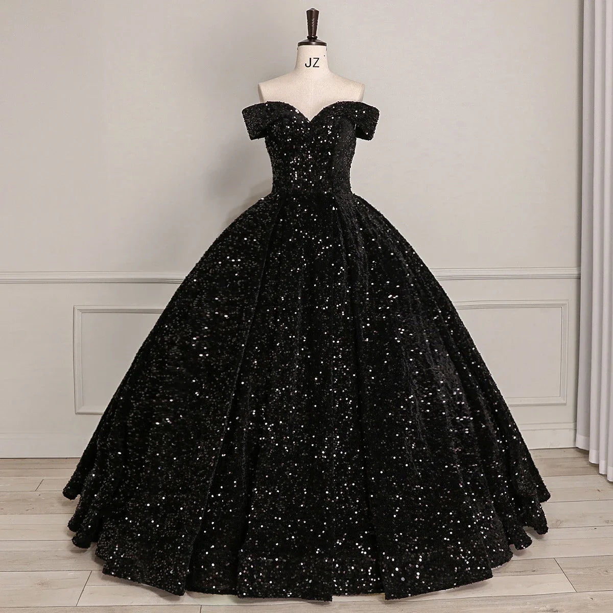 Robe de bal perlée en organza col cœur – CLEVI Paris