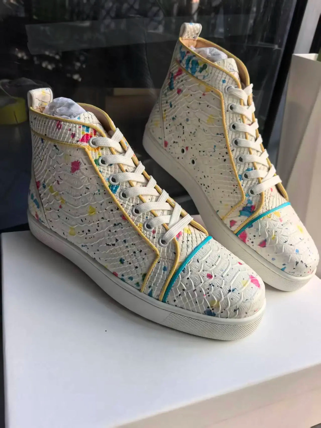 Sneakers Montantes Cuir Blanc Imprimé Serpent Pois Colorés Homme – Lacets, Tailles 39-47 – CLEVI Paris