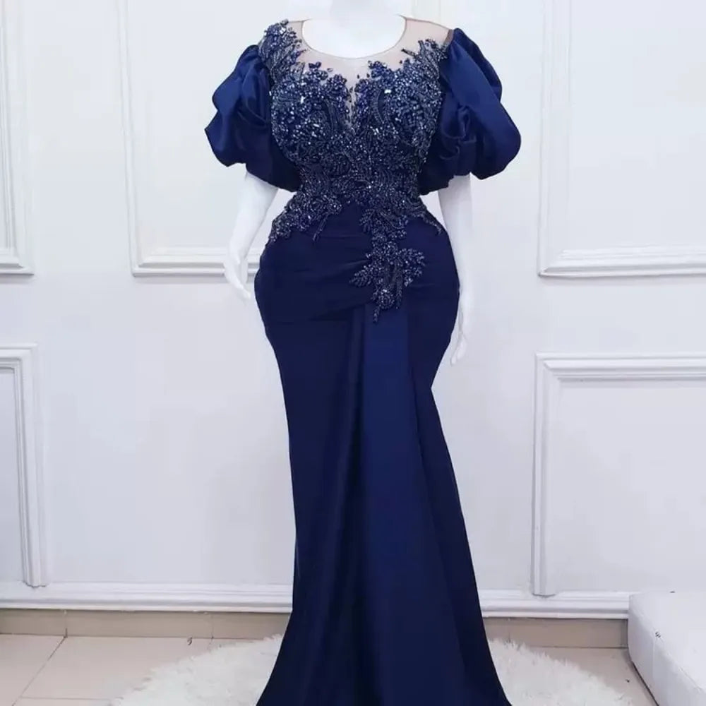 Robe de bal sirène satinée à appliques – CLEVI Paris