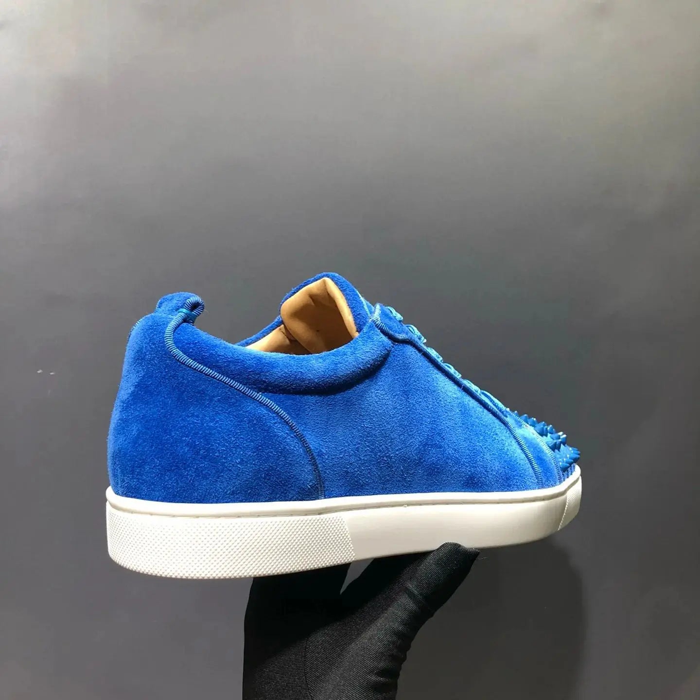 Sneakers Basses Cuir Suède Bleu Rivets Homme – Semelle Rouge, Lacets, Tailles 35-48 – CLEVI Paris