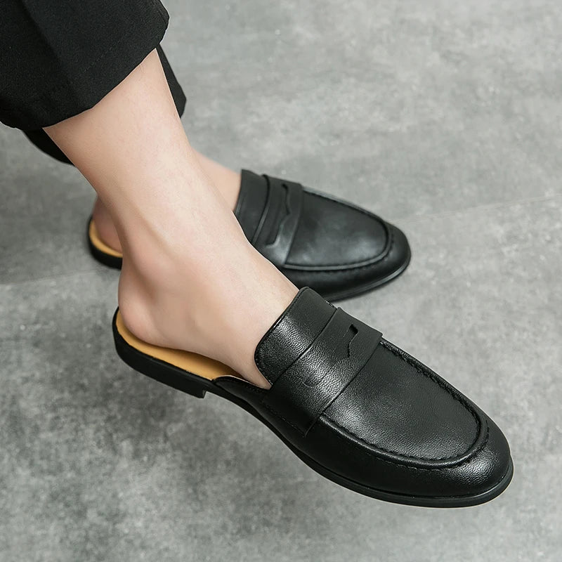 Mules Homme Été – Cuir Fendu, Décor Métal, Slip-On Léger, Doublure Cuir | Noir ou Marron