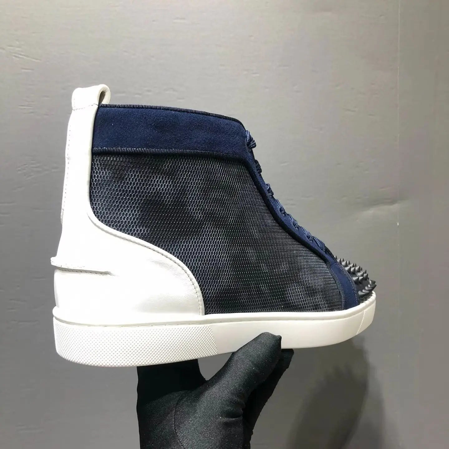Sneakers Montantes Cuir Véritable Bleu Rivets Noirs Homme – Semelle Rouge, Lacets, Tailles 35-48 – CLEVI Paris