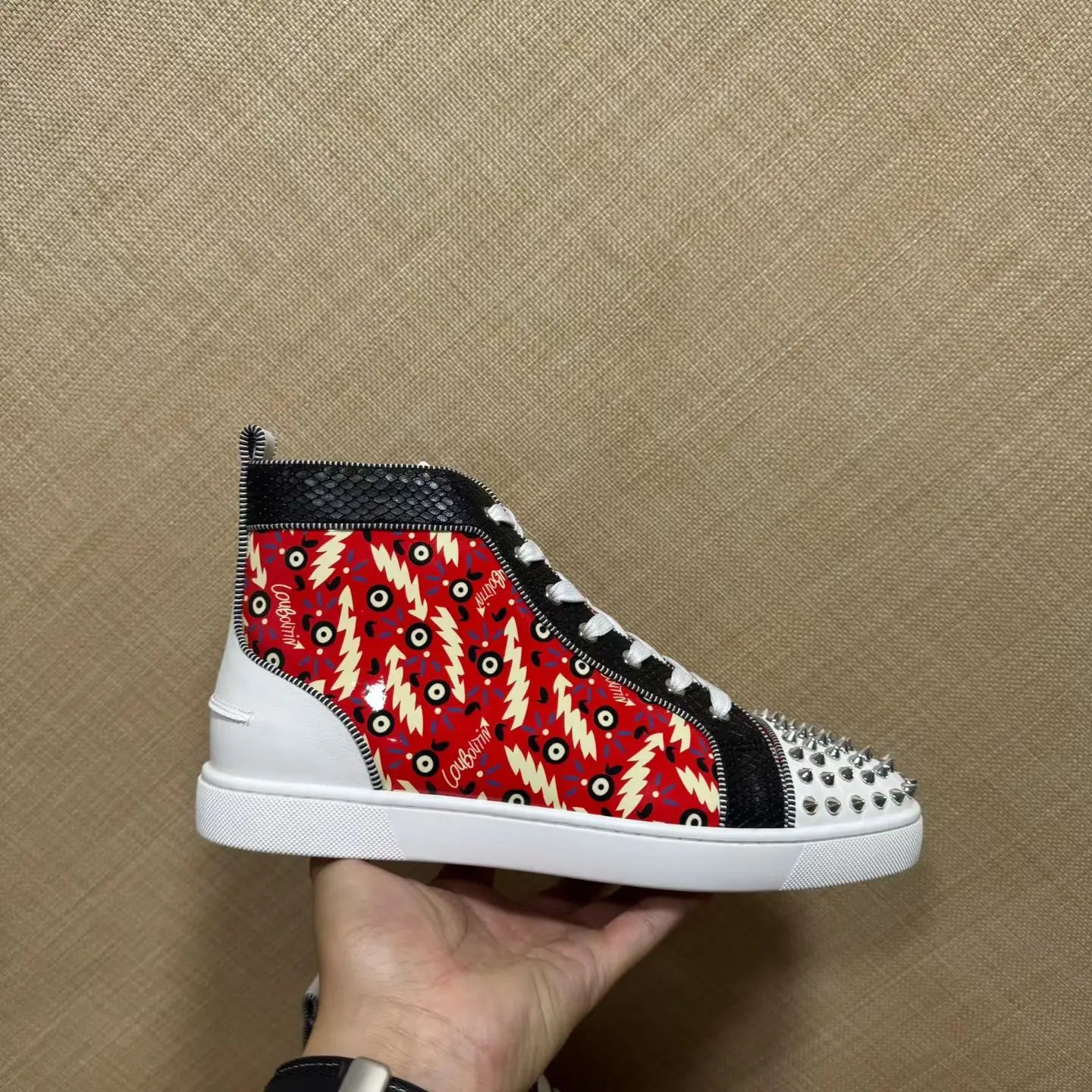 Sneakers Montantes Cuir Serpent Rouge & Blanc Homme – Rivets, Semelle Rouge, Lacets, Tailles 35-47 – CLEVI Paris