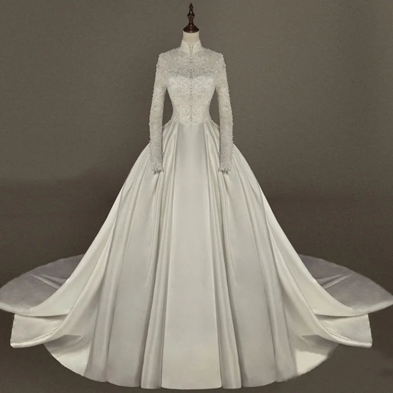 Robe de mariée satinée, dentelle et perles – CLEVI Paris