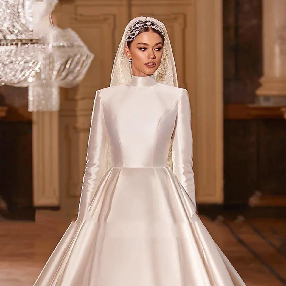 Robe de mariée satinée sur mesure – CLEVI Paris