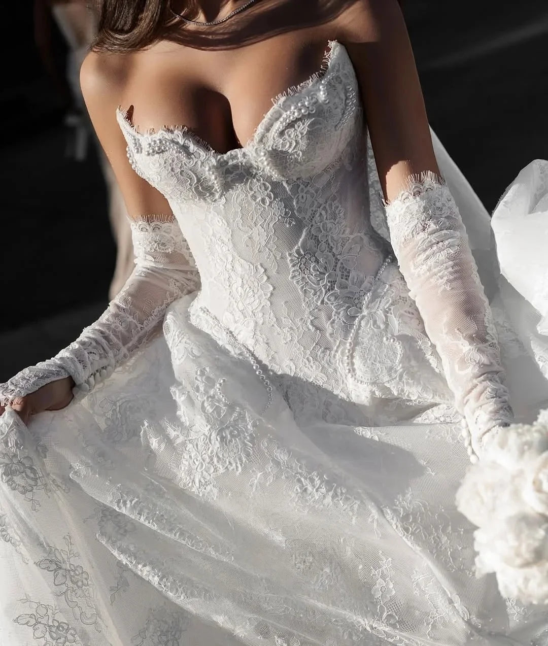 Robe de mariée ligne A en dentelle et perles - CLEVI Paris