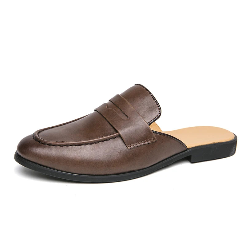 Mules Homme Été – Cuir Fendu, Décor Métal, Slip-On Léger, Doublure Cuir | Noir ou Marron