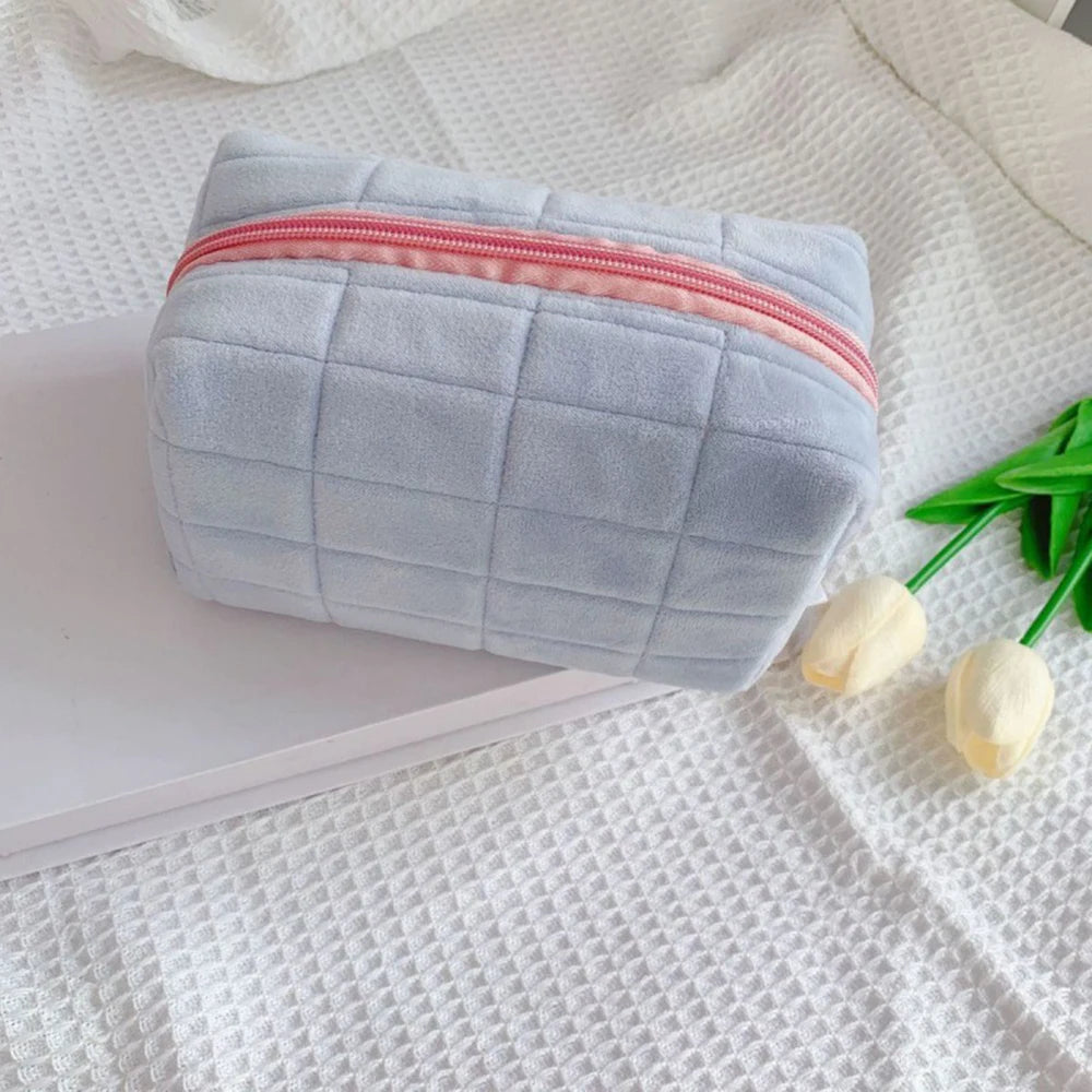 Trousse de Maquillage en Velours Cylindrique — Voyage, Fermeture Éclair, 4 Coloris | CLEVI Paris