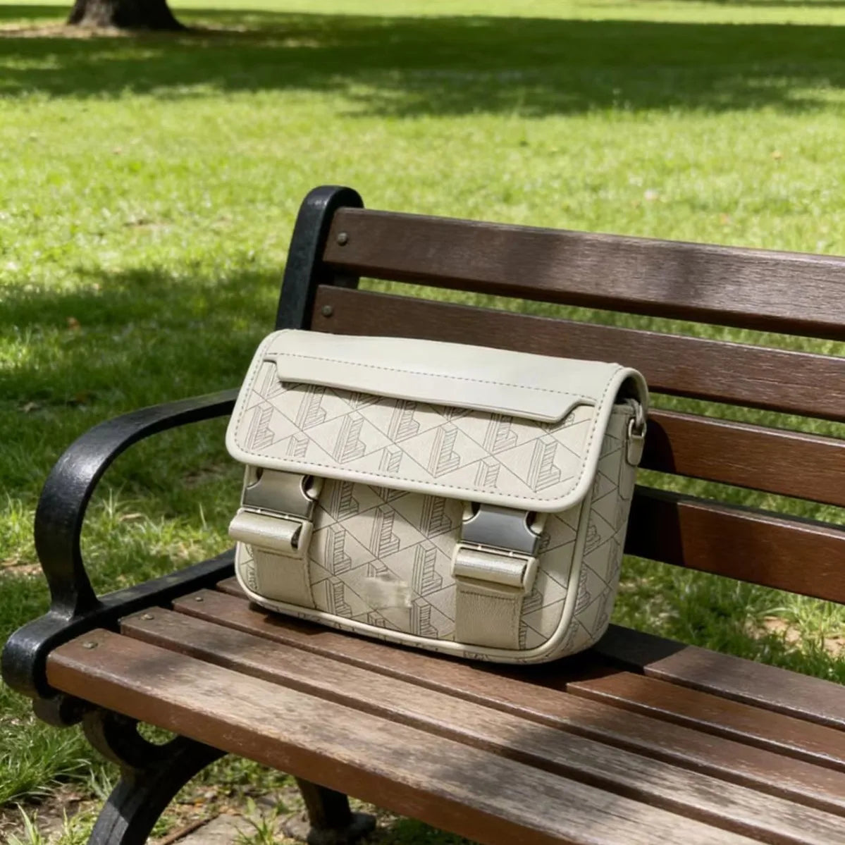 Sac Bandoulière Homme Rétro Imprimé PU Casual 21×9×18cm 9 Coloris – CLEVI Paris