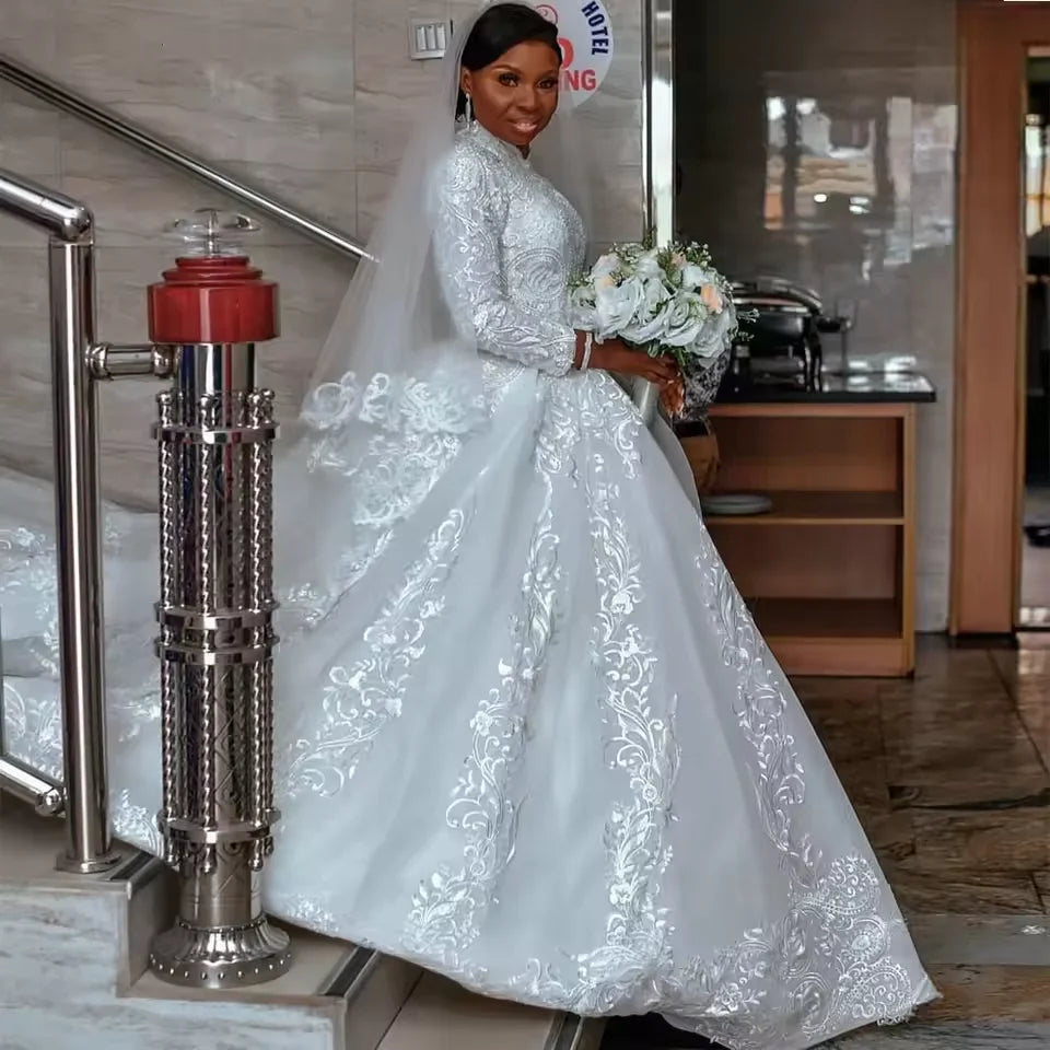 Robe de mariée en dentelle robe de bal à col rond – CLEVI Paris