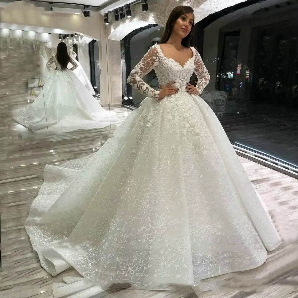Robe de mariée princesse en dentelle à col cœur – CLEVI Paris