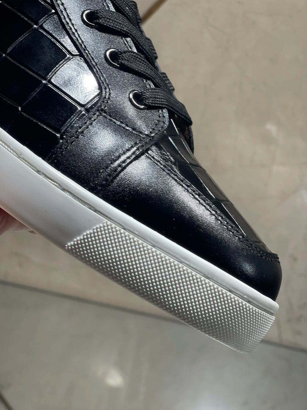 Sneakers Montantes Homme Cuir Croco Noir – Semelle Rouge, Rivets, Lacets | Style Luxe