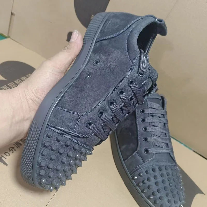 Sneakers Basses Cuir Suède Rivets Plateforme Homme – Noir & Gris, Lacets, Tailles EU 35-45.5 – CLEVI Paris