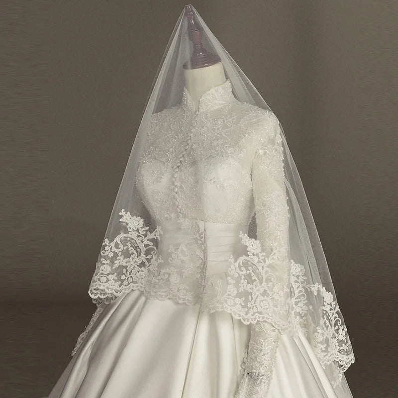Robe de mariée satinée, dentelle et perles – CLEVI Paris