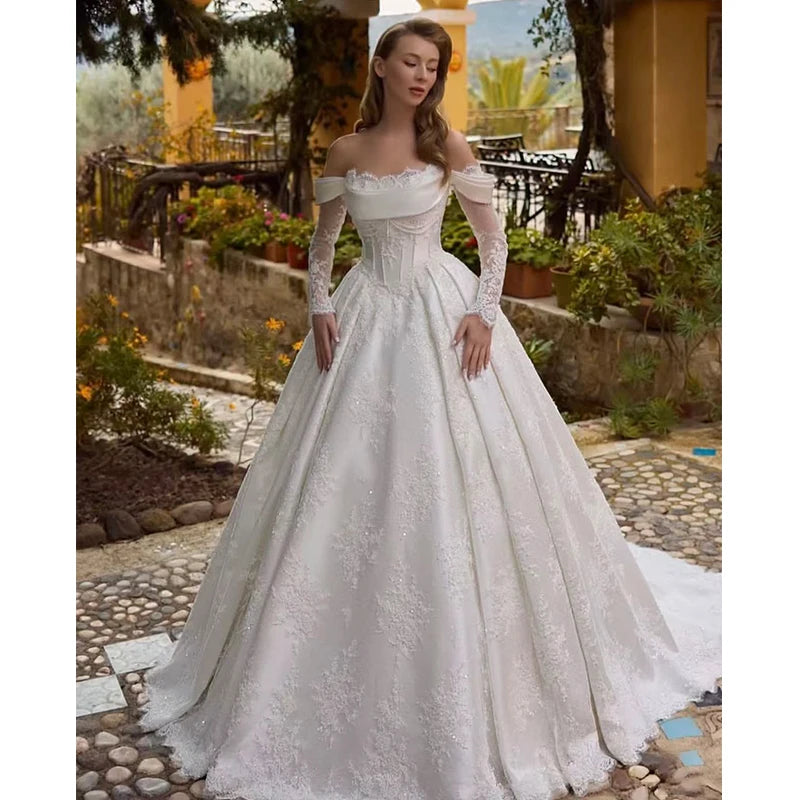 Robe de mariée satinée et dentelle à col bateau – CLEVI Paris