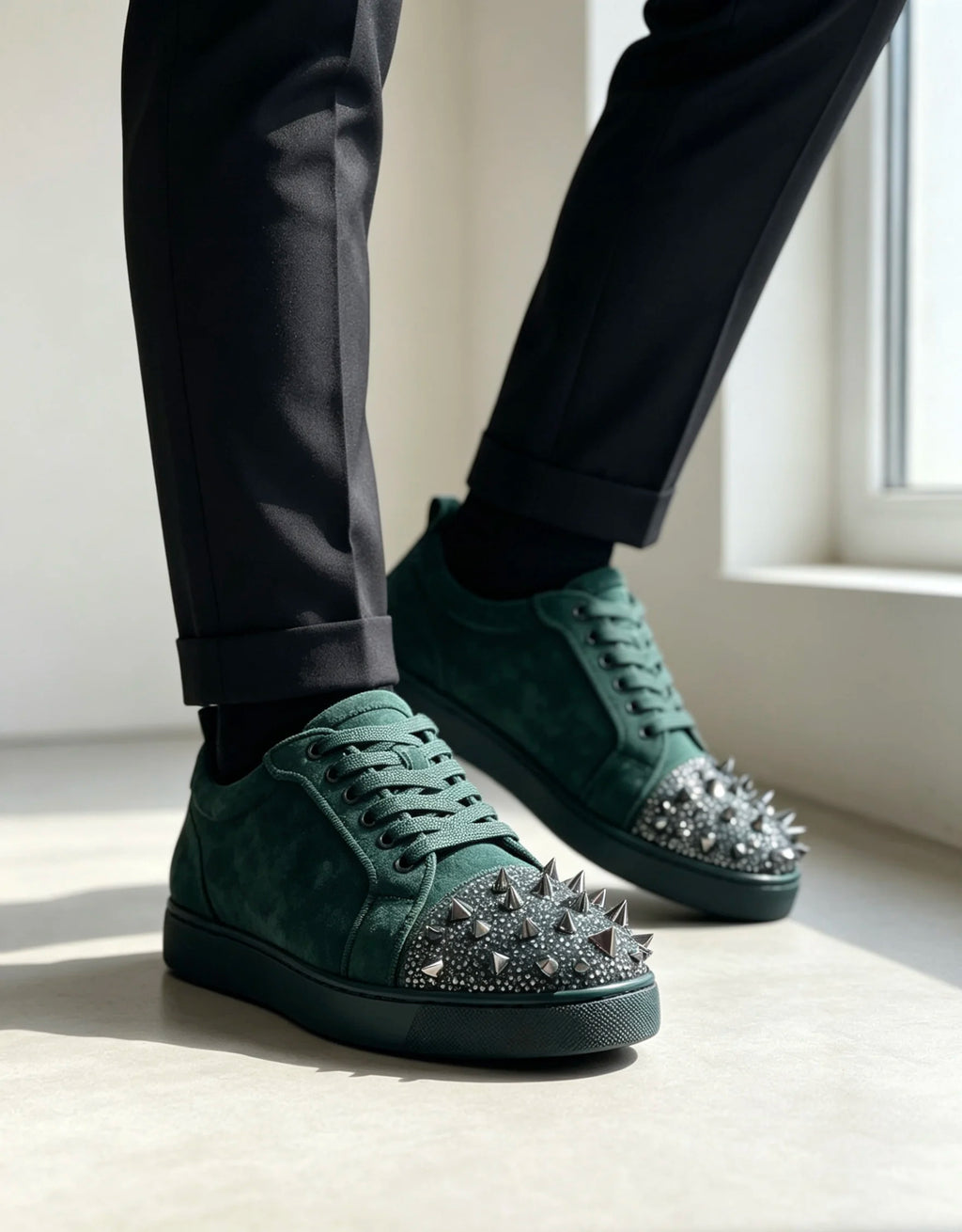 Sneakers Cuir Suède Vert Homme – Strass, Rivets, Bout Renforcé, Semelle Rouge, Tailles 35-47 – CLEVI Paris