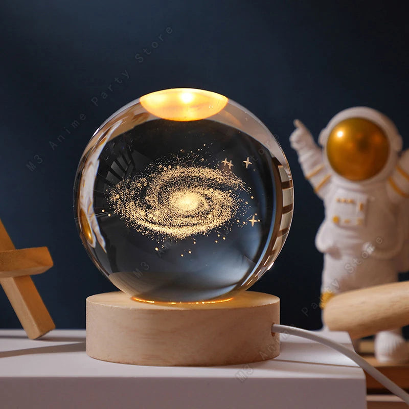 Veilleuse Boule de Cristal 3D Gravée Laser — Planètes, Lune, Galaxie, Base Bois, USB | CLEVI Paris
