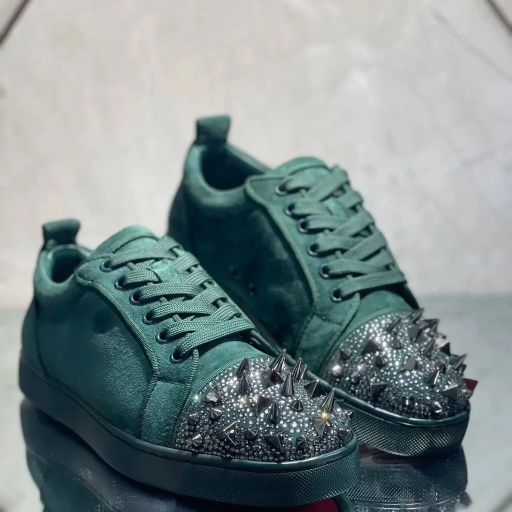 Sneakers Cuir Suède Vert Homme – Strass, Rivets, Bout Renforcé, Semelle Rouge, Tailles 35-47 – CLEVI Paris